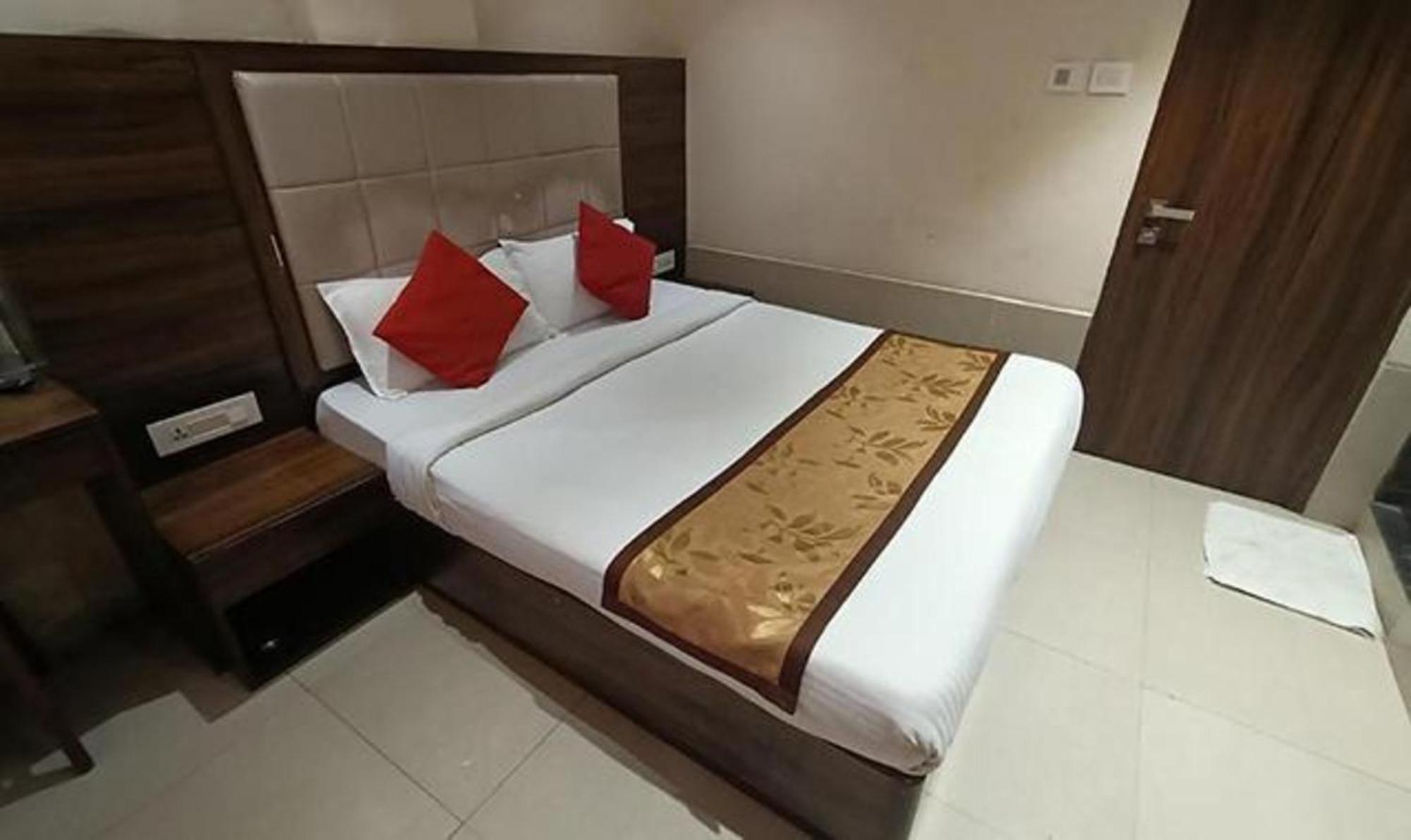 Fabhotel Regal Inn مومباي المظهر الخارجي الصورة